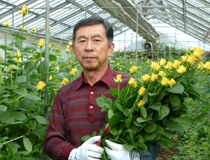 バラブリーダー 斉藤治一が最高のバラの花束を作成します